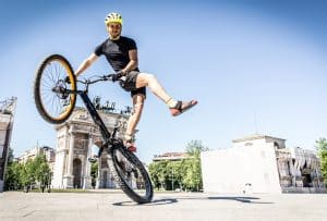 Mann zeigt BMX-Stunt