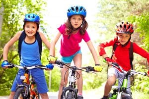 Kinder mit bunten Fahrradhelmen