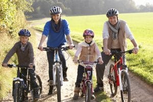 Eltern machen mit Kinder Fahrradtour