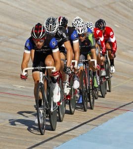 Männer machen Fahrradrennen