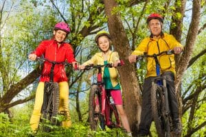 Familie mit Fahrrädern und Helmen