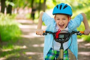 Sicherer mit Helm Fahrrad fahren