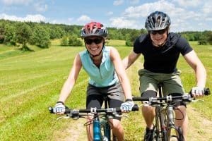 Glückliches Paar macht Fahrradtour im Grünen