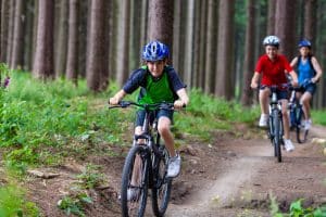 Junge mit MTB-Helm