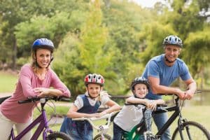 Familienausflug mit Fahrrädern und Helm