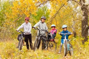 Familie mit coolen Fahrradhelmen