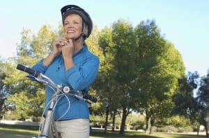 Senioren justiert Fahrradhelm