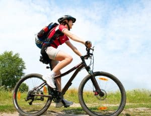 Junge Frau mit Mountainbike