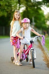 Kleines Mädchen lernt Fahrrad fahren