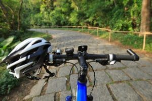 Weißer MTB-Helm an Fahrradhlenker