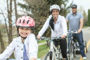 Junge Familie macht Ausflug mit Fahrrad