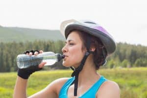 junge Frau mit Fahrradhelm