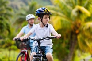 Junge fährt mit Helm Fahrrad