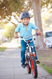 unge mit Fahrradhelm