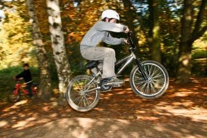 Junge macht BMX-Tricks