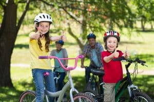 Zwei Kinder mit Fahrradhelmen