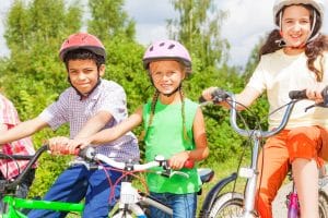 Kinder machen Ausflug mit Fahrrad