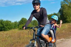 Vater und Tochter mit Helm