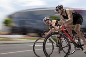 Junge Rennradfahrer mit Helm