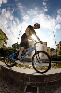 Mann mit coolen Fahrradhelm