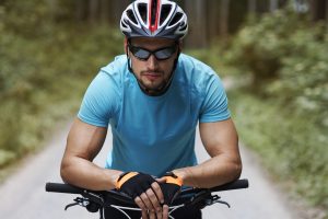 Junger Mann mit Fahrradhelm-Mütze