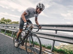 Sportlicher Mann mit Rennradhelm