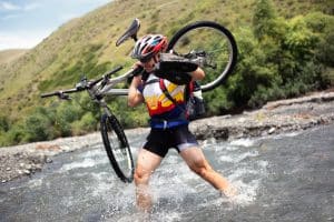 Mann mit MTB-Helm im Fluss