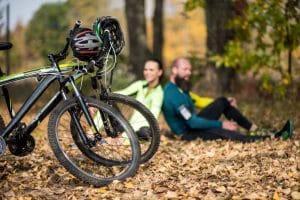 Mountainbiker machen Pause im Park