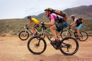 Mountainbiking Gruppe auf sandiger Piste