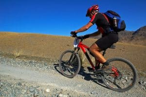 Mann mit MTB-Helm auf freier Stecke