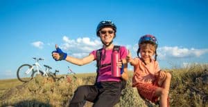 Glückliche Mutter mit Sohn mit Fahrradhelm