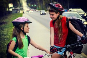 Zwei Mädchen auf Fahrrad