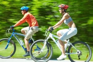 Paar mit Fahrradhelmen auf Straße