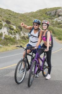 Paar macht Mountainbike-Tour