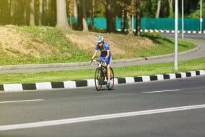 Rennradfahrer mit Helm auf freier Strecke