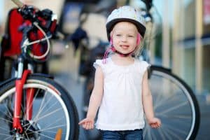 Mädchen sicher mit dem Fahrrad unterwegs