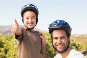 Vater und Sohn testen Fahrradhelme