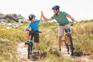 Vater und Sohn mit Fahrrad unterwegs